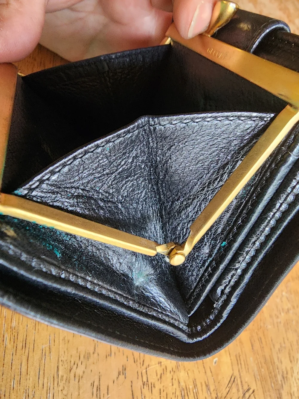vintage Gucci black leather bifold wallet brass snap closure And Kisslock - Picture 12 of 16